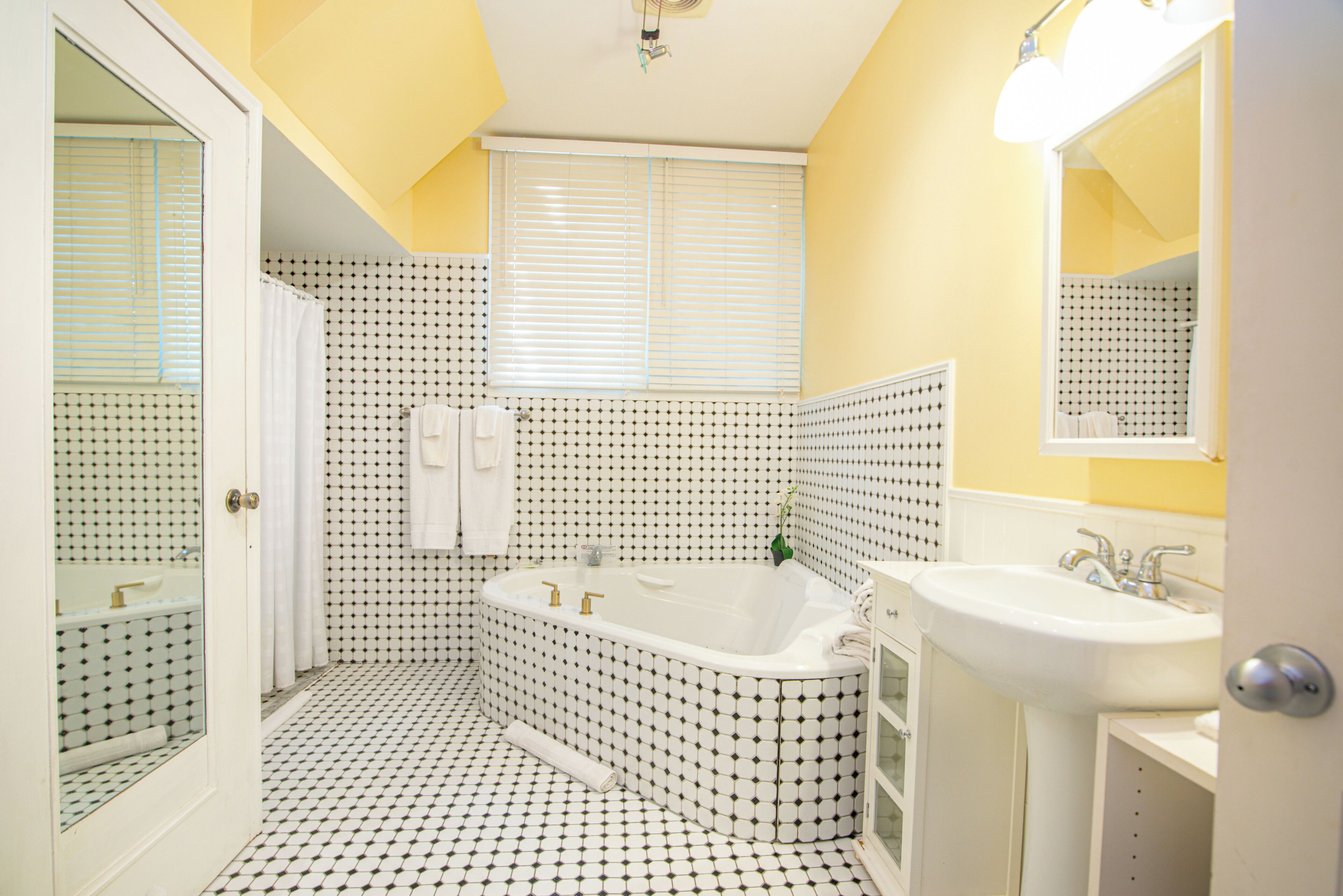 Shower, jetted bath, hair dryer, towels