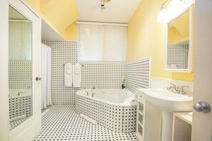 Ducha, bañera de hidromasaje, secador de pelo y toallas