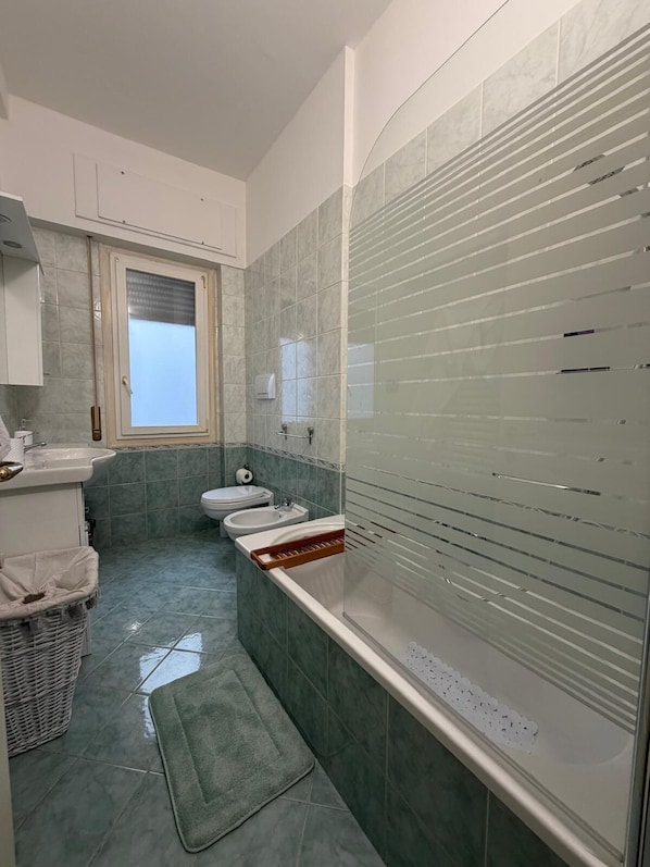 Haartrockner, Handtücher, Seife, Toilettenpapier