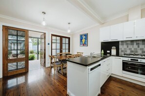 Fridge, microwave, oven, stovetop - Percys Cottage Storybook Heritage Charm in Town (Mudgee)
