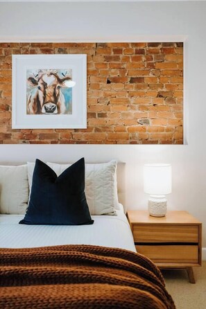 Iron/ironing board, travel cot, WiFi, bed sheets - Percys Cottage Storybook Heritage Charm in Town (Mudgee)