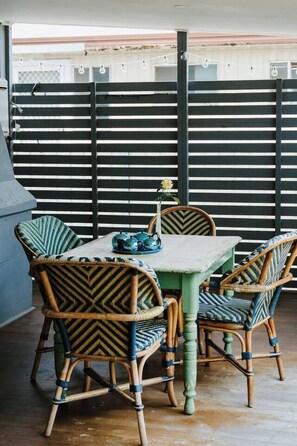 Outdoor dining - Percys Cottage Storybook Heritage Charm in Town (Mudgee)