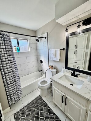 Hair dryer, towels, soap, shampoo - Charming 3BR home with big yard, across park and lake in Grand Prairie (Grand Prairie)