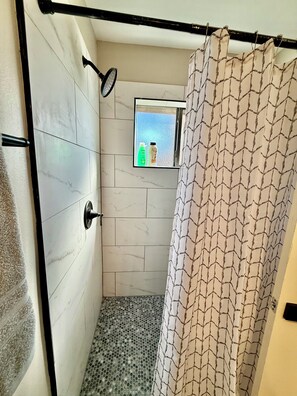 Asciugacapelli, asciugamani, sapone, shampoo