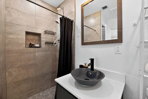 Shower, hair dryer, towels, soap - LUX Home Mins to Beach & Broward Health Medical Center (Fort Lauderdale)