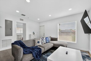 Smart TV - LUX Home Mins to Beach & Broward Health Medical Center (Fort Lauderdale)