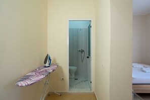 Douche, séchoir à cheveux, bidet, serviettes fournies