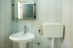 Douche, séchoir à cheveux, bidet, serviettes fournies