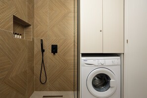 Shower, hair dryer, bidet, towels