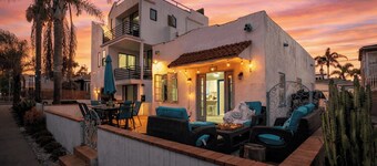 Ormond Court Collection by Avantstay Coastal 3-units Compound + Patio + BBQ Walk to Beach