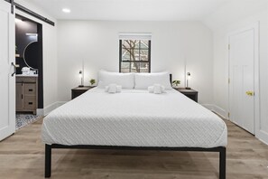 4 bedrooms, iron/ironing board, WiFi, bed sheets - Newly Renovated 4 BR near downtown Indy w Garage! (Indianapolis)