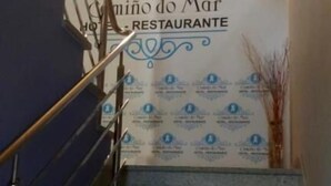 A staircase leading to a restaurant with a logo and name 'Caminho do Mar Restaurante' on the wall. - My Rooms Hotel Camiño do Mar (Rois)