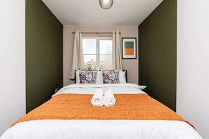 3 habitaciones, tabla de planchar con plancha y cuna de viaje 