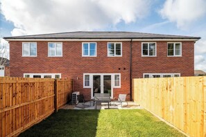 Outdoor dining - Perfect Booking | 3 Bed with Driveway Parking (Churchdown)