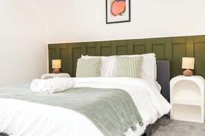 3 bedrooms, iron/ironing board, travel cot, free WiFi - Perfect Booking | 3 Bed with Driveway Parking (Churchdown)
