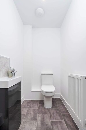 Shower, hair dryer, towels, soap - Perfect Booking | 3 Bed with Driveway Parking (Churchdown)