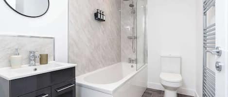 Douche, sĂšche-cheveux, serviettes fournies, savon