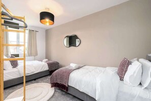 3 bedrooms, iron/ironing board, travel cot, free WiFi - Perfect Booking | 3 Bed & Spacious Parking (Churchdown)
