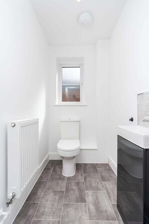 Shower, hair dryer, towels, soap - Perfect Booking | 3 Bed & Spacious Parking (Churchdown)