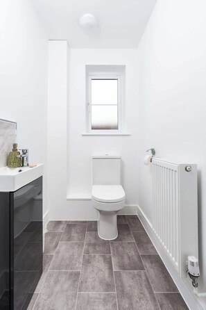 Shower, hair dryer, towels, soap - Perfect Booking | Private Garden & Large Parking (Churchdown)