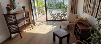 55 m2 Suite, private bathroom and terrace. My little house in Garraf