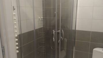 Superior-dobbeltværelse til 1 person | Badeværelse | Bruser, håndklæder, Sæbe, Shampoo