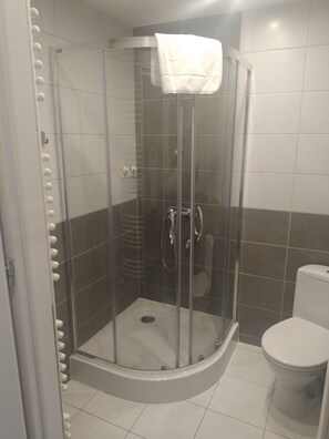 Superior-dobbeltværelse til 1 person | Badeværelse | Bruser, håndklæder, Sæbe, Shampoo