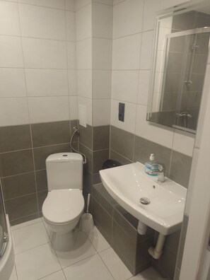 Chambre supérieure double pour 1 personne | Salle de bain | Douche, serviettes fournies, savon, shampooing