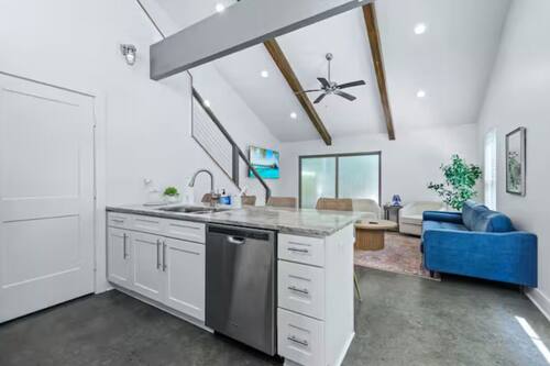 Maison en rangée luxueuse, 2 chambres, non-fumeur, cuisine | Cuisine privée | Réfrigérateur grande capacité avec congélateur, four à micro-ondes