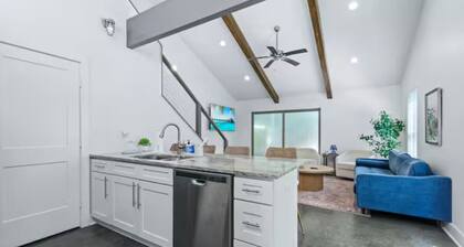 Oaks Cottages Modern 2BR Retreat