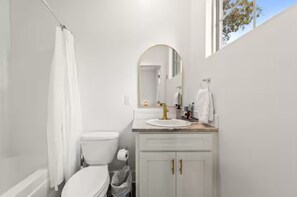 Luxury Townhome, 2 Bedrooms, Non Smoking, Kitchen | Bathroom