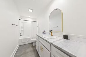 Luxury Townhome, 2 Bedrooms, Non Smoking, Kitchen | Bathroom - Oaks Cottages Modern 2BR Retreat (Lafayette)