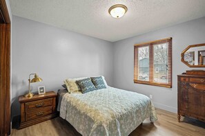 3 bedrooms, iron/ironing board, WiFi, bed sheets - Central Ames Home | Easy Access to ISU & Downtown (Ames)