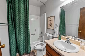 Shower, hair dryer, towels, shampoo - Central Ames Home | Easy Access to ISU & Downtown (Ames)