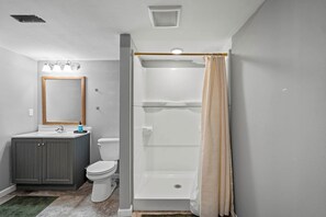Shower, hair dryer, towels, shampoo - Central Ames Home | Easy Access to ISU & Downtown (Ames)
