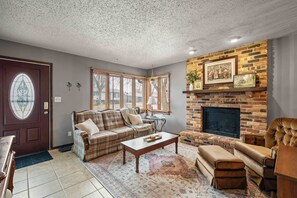 TV, offices - Central Ames Home | Easy Access to ISU & Downtown (Ames)