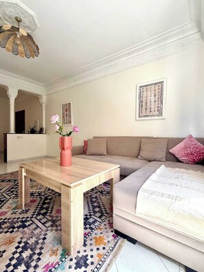 TV, offices - 2-bedroom apartment for 6 in Gueliz near the train station (Marrakesh)
