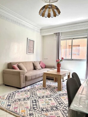 TV, offices - 2-bedroom apartment for 6 in Gueliz near the train station (Marrakesh)