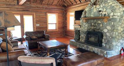 Beautiful Log Home with Fireplace and Deck on 160 acres. Pet friendly