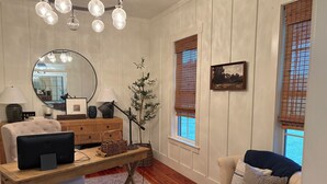 A room with a wooden desk, computer, lamp, mirror, and a couch. - Masters rental -40 mins from tournament (Lincolnton)