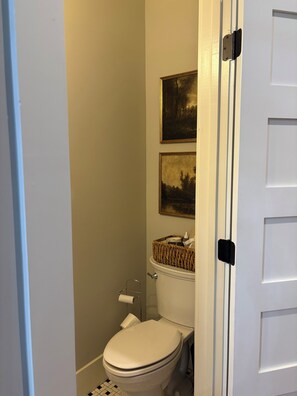 Haartrockner, Handtücher, Toilettenpapier