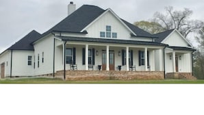 A single-story house with a front porch, a chimney, and a brick foundation. - Masters rental -40 mins from tournament (Lincolnton)