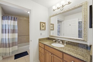 Shower, hair dryer, towels - New! Sunset Luxe Retreat at Reunion (Kissimmee)