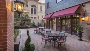 Outdoor dining - Garden District 1BR Suite at Club Wyndham Avenue Plaza – Streetcar Access (New Orleans)