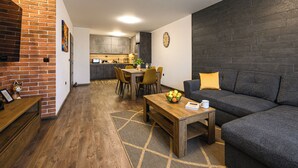 Un espace de vie moderne comprenant une cuisine, un coin repas et un coin salon.