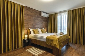 2 bedrooms, iron/ironing board, travel crib, free WiFi