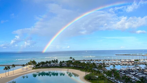 On the beach - Oceanfront 2BR Premier at Lagoon Tower – Panoramic Views & Waikiki Beachfront (Honolulu)