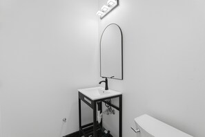 Haartrockner, Handtücher, Seife, Toilettenpapier