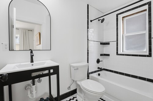 Midtown Detroit. Walk to VA, DMC, Karmanos. 2BR 3 Full Bath. 30+ Day Stay