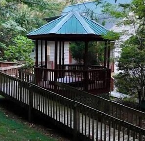 Property grounds - Middle of Everywhere by Beyond Expectations- Hot Tub, Pond & Smoky Retreat (Dandridge)